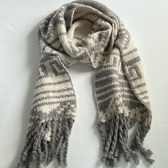 EAVES Oria plush scarf - Picture 3 of 3